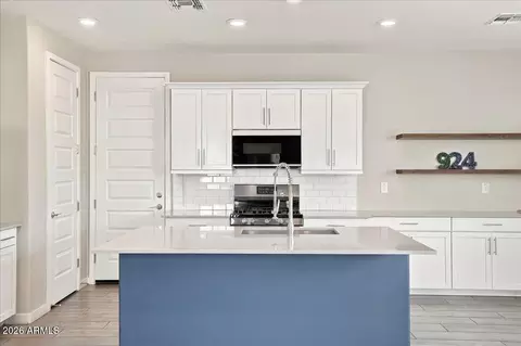 Kitchen - 924 E Anderson Ave, Phoenix, AZ 85022 photo 1 of 7