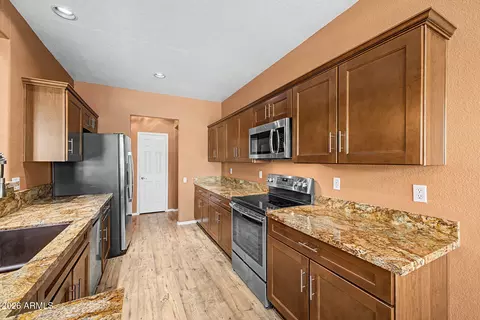 Kitchen - 3334 E Utopia Rd, Phoenix, AZ 85050 photo 5 of 6