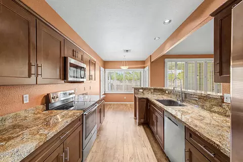 Kitchen - 3334 E Utopia Rd, Phoenix, AZ 85050 photo 4 of 6