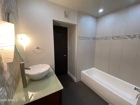 Bath - 1624 E Campbell Ave #12, Phoenix, AZ 85016 photo 4 of 5