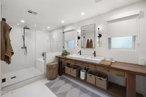 Bath - 3832 E Fairmount Ave, Phoenix, AZ 85018 photo 1 of 6