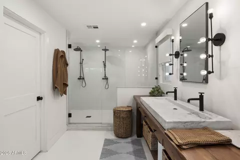 Bath - 3832 E Fairmount Ave, Phoenix, AZ 85018 photo 2 of 6