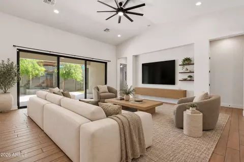 Living - 813 E Corral Rd, Phoenix, AZ 85042 photo 4 of 6