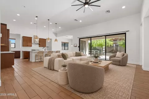Living - 813 E Corral Rd, Phoenix, AZ 85042 photo 1 of 6