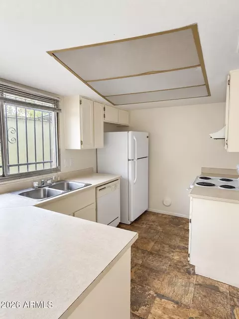 Kitchen - 2643 W Wolf St, Phoenix, AZ 85017 photo 4 of 6