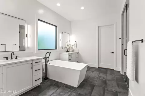 Bath - 5513 E Verde Ln, Phoenix, AZ 85018 photo 1 of 5