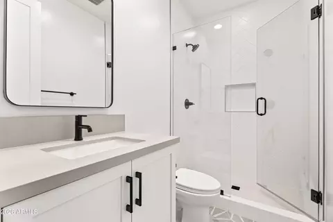 Bath - 5513 E Verde Ln, Phoenix, AZ 85018 photo 4 of 5