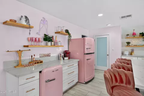 Kitchen - 2190 E Greenway Dr, Tempe, AZ 85282 photo 6 of 13