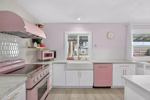 Kitchen - 2190 E Greenway Dr, Tempe, AZ 85282 photo 9 of 13