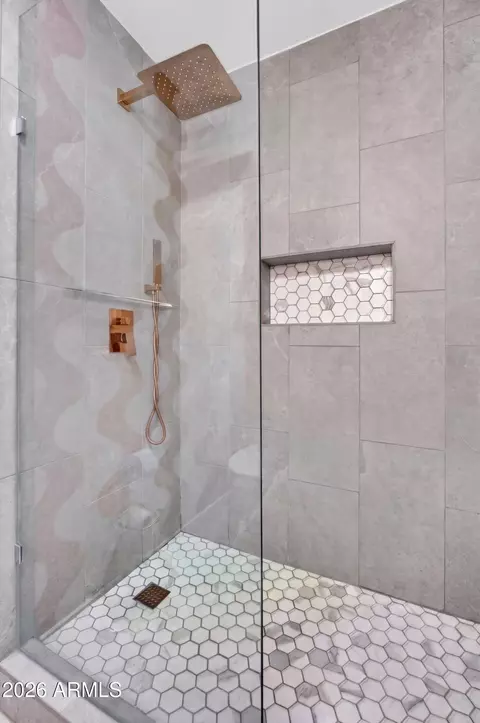 Bath - 2190 E Greenway Dr, Tempe, AZ 85282 photo 4 of 4