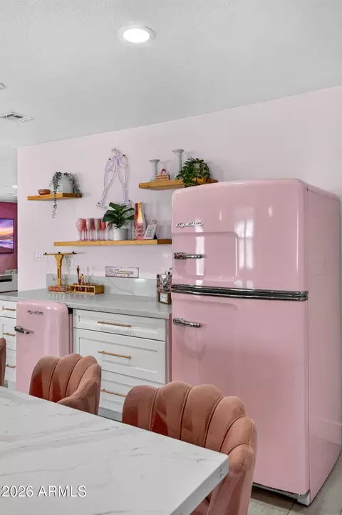 Kitchen - 2190 E Greenway Dr, Tempe, AZ 85282 photo 7 of 13