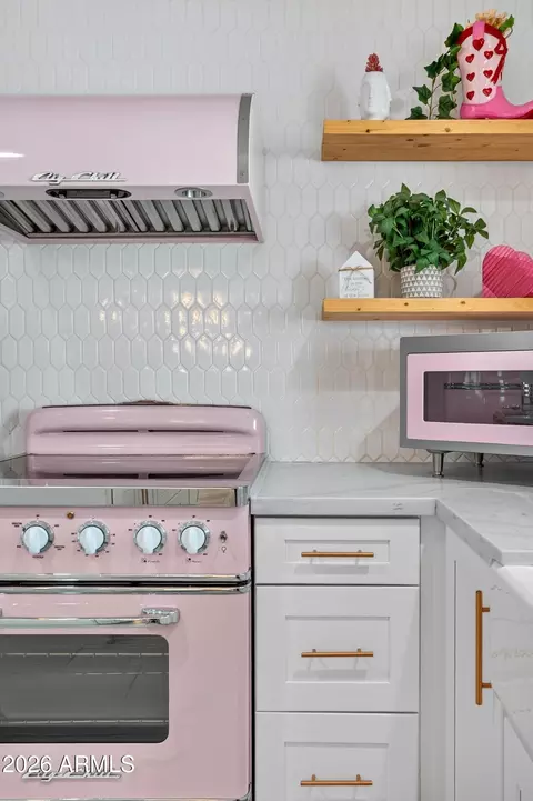 Kitchen - 2190 E Greenway Dr, Tempe, AZ 85282 photo 11 of 13