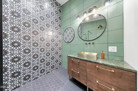 Bath - 358 E Whitton Ave, Phoenix, AZ 85012 photo 4 of 5
