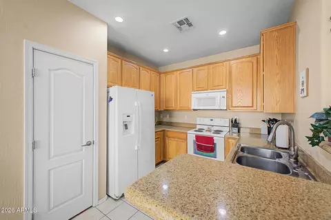 Kitchen - 1385 S Joshua Tree Ln, Gilbert, AZ 85296 photo 1 of 3