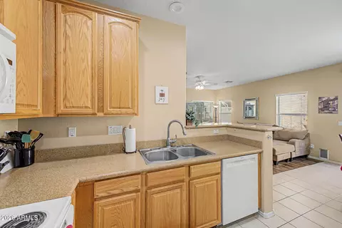 Kitchen - 1385 S Joshua Tree Ln, Gilbert, AZ 85296 photo 2 of 3