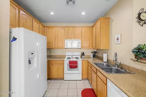 Kitchen - 1385 S Joshua Tree Ln, Gilbert, AZ 85296 photo 3 of 3