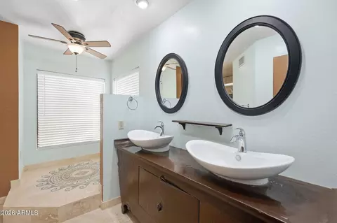 Bath - 1023 E Derby Dr, Tempe, AZ 85284 photo 2 of 5