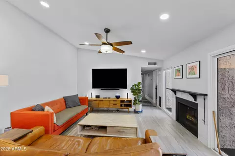 Living - 3142 E Clarendon Ave, Phoenix, AZ 85016 photo 1 of 3