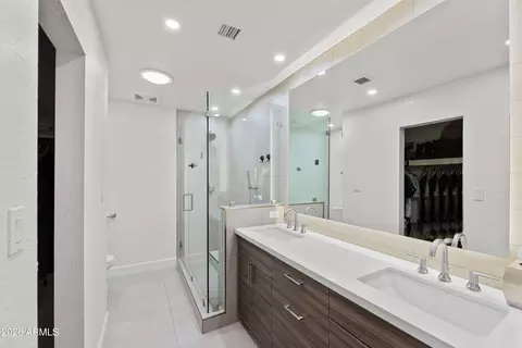 Bath - 3142 E Clarendon Ave, Phoenix, AZ 85016 photo 1 of 2