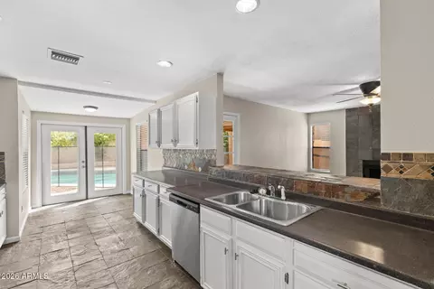 Kitchen - 307 S Ocean Dr, Gilbert, AZ 85233 photo 2 of 7