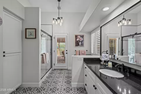 Bath - 4602 E Swilling Rd, Phoenix, AZ 85050 photo 2 of 5