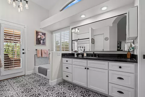 Bath - 4602 E Swilling Rd, Phoenix, AZ 85050 photo 1 of 5