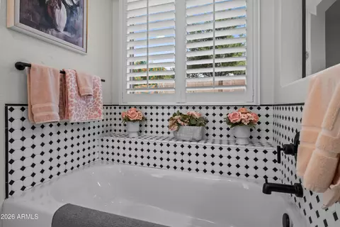 Bath - 4602 E Swilling Rd, Phoenix, AZ 85050 photo 3 of 5