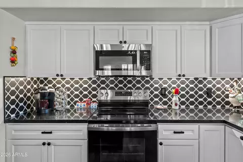 Kitchen - 4602 E Swilling Rd, Phoenix, AZ 85050 photo 3 of 5
