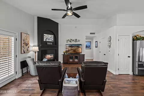 Living - 4602 E Swilling Rd, Phoenix, AZ 85050 photo 2 of 2