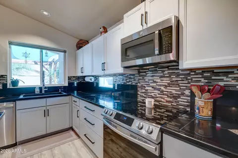 Kitchen - 2530 W Carson Rd, Phoenix, AZ 85041 photo 4 of 5