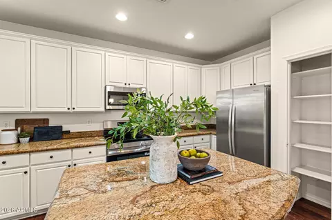 Kitchen - 111 E Palomino Dr, Gilbert, AZ 85296 photo 6 of 6