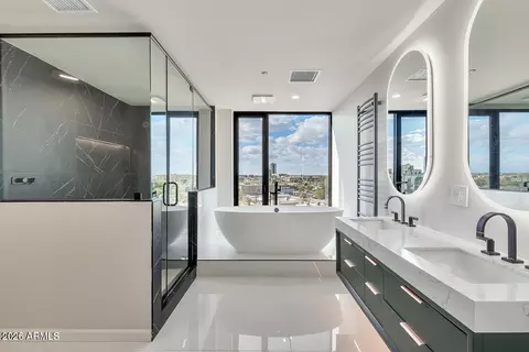Bath - 1040 E Osborn Rd #404, Phoenix, AZ 85014 photo 1 of 3