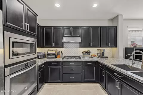 Kitchen - 2820 E Sunland Ave, Phoenix, AZ 85040 photo 3 of 4