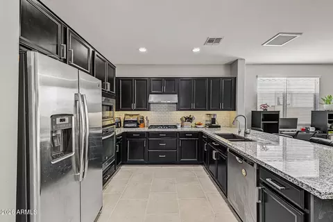 Kitchen - 2820 E Sunland Ave, Phoenix, AZ 85040 photo 1 of 4