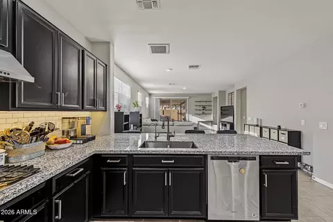 Kitchen - 2820 E Sunland Ave, Phoenix, AZ 85040 photo 4 of 4