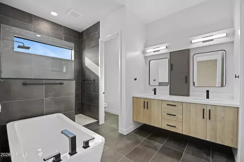 Bath - 377 E Windsor Ave #13, Phoenix, AZ 85004 photo 1 of 4