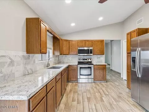 Kitchen - 4327 E Siesta Ln, Phoenix, AZ 85050 photo 1 of 2