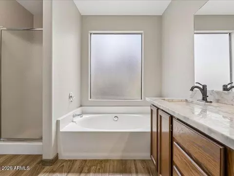 Bath - 4327 E Siesta Ln, Phoenix, AZ 85050 photo 2 of 5