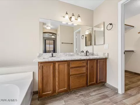 Bath - 4327 E Siesta Ln, Phoenix, AZ 85050 photo 1 of 5