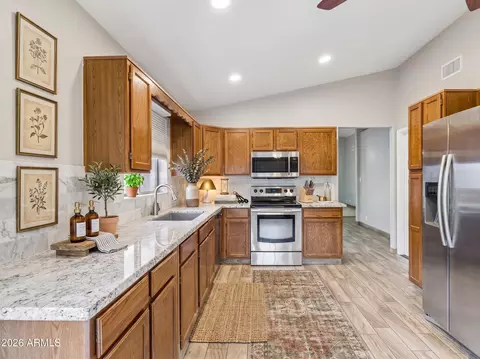 Kitchen - 4327 E Siesta Ln, Phoenix, AZ 85050 photo 2 of 2