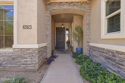 6923 S Black Hills Way, Chandler, AZ 85249