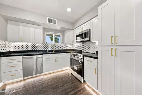 Kitchen - 3817 N 59th Dr, Phoenix, AZ 85033 photo 6 of 7