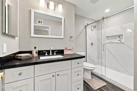 Bath - 3817 N 59th Dr, Phoenix, AZ 85033 photo 4 of 5