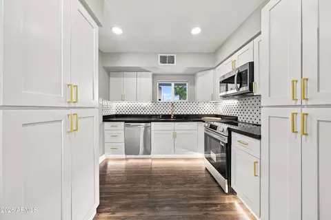 Kitchen - 3817 N 59th Dr, Phoenix, AZ 85033 photo 7 of 7