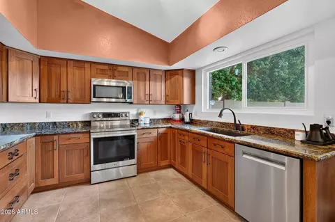 Kitchen - 2709 E Thunderhill Pl, Phoenix, AZ 85048 photo 2 of 5
