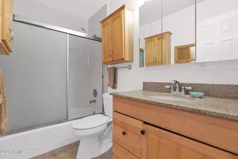 Bath - 2930 E Clarendon Ave, Phoenix, AZ 85016 photo 2 of 2