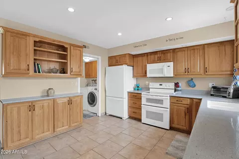 Kitchen - 2930 E Clarendon Ave, Phoenix, AZ 85016 photo 2 of 2