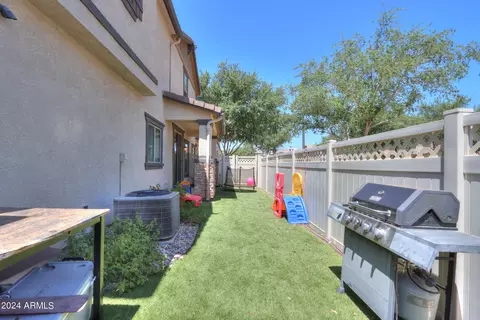 Exterior - 986 S Hawk Ln, Gilbert, AZ 85296 photo 4 of 7