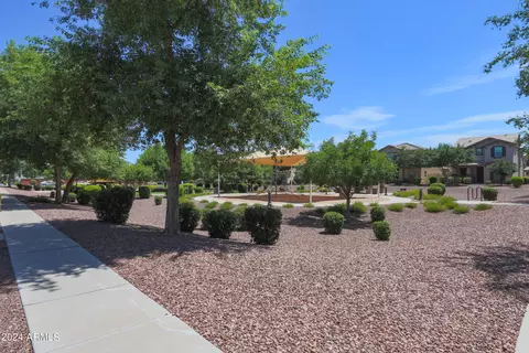 Exterior - 986 S Hawk Ln, Gilbert, AZ 85296 photo 6 of 7