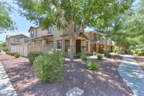 Exterior - 986 S Hawk Ln, Gilbert, AZ 85296 photo 2 of 7
